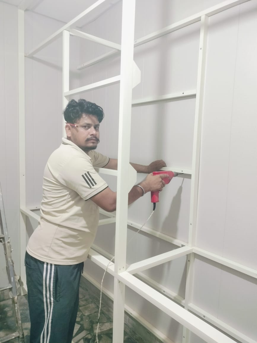 Aluminium frame structure being assembled for a room partition